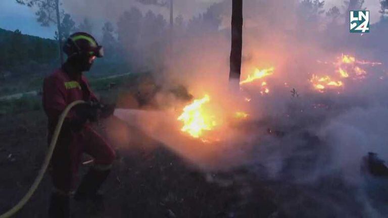 Des militaires luttent contre un incendie dans l'ouest de l'Espagne